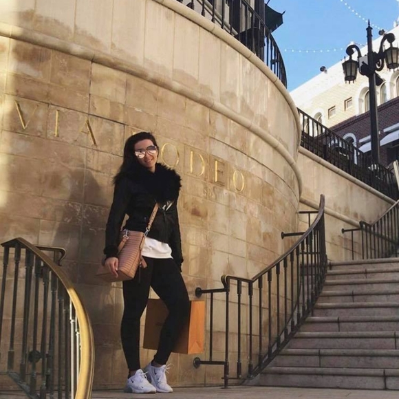 Meet your Posher, Cassandra - Picture 1 of 1